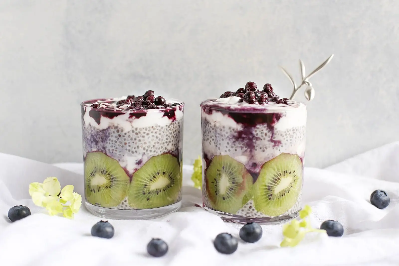 Pudding chia z kiwi i borówkami