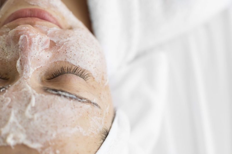 Peeling do twarzy – sposób na gładką i promienną cerę